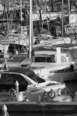 İtalya, Sicilya, Akdeniz, Marina di Ragusa (Ragusa ili); 16 Şubat 2024, limanda lüks yatlar - EDITORIAL