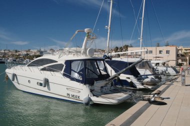 İtalya, Sicilya, Akdeniz, Marina di Ragusa (Ragusa ili); 17 Şubat 2024, limanda lüks yatlar - EDITORIAL