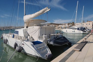 İtalya, Sicilya, Akdeniz, Marina di Ragusa (Ragusa ili); 17 Şubat 2024, limanda lüks yatlar - EDITORIAL