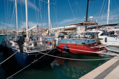 İtalya, Sicilya, Akdeniz, Marina di Ragusa (Ragusa ili); 17 Şubat 2024, limanda lüks yatlar - EDITORIAL