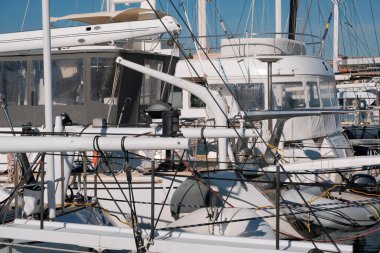 İtalya, Sicilya, Akdeniz, Marina di Ragusa (Ragusa ili); 17 Şubat 2024, limanda lüks yatlar - EDITORIAL