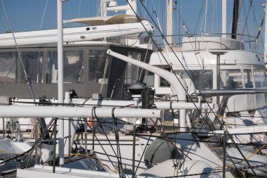 İtalya, Sicilya, Akdeniz, Marina di Ragusa (Ragusa ili); 17 Şubat 2024, limanda lüks yatlar - EDITORIAL