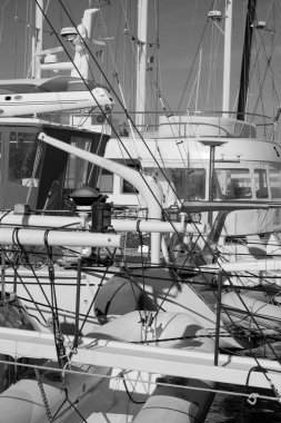 İtalya, Sicilya, Akdeniz, Marina di Ragusa (Ragusa ili); 17 Şubat 2024, limanda lüks yatlar - EDITORIAL