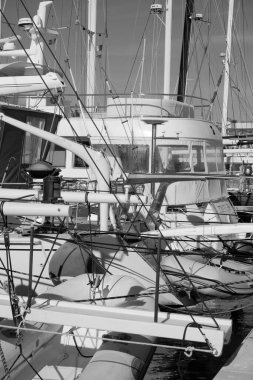 İtalya, Sicilya, Akdeniz, Marina di Ragusa (Ragusa ili); 17 Şubat 2024, limanda lüks yatlar - EDITORIAL