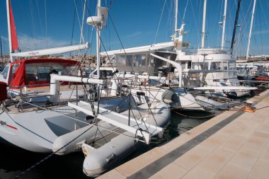 İtalya, Sicilya, Akdeniz, Marina di Ragusa (Ragusa ili); 17 Şubat 2024, limanda lüks yatlar - EDITORIAL