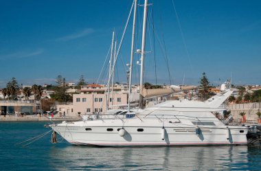 İtalya, Sicilya, Akdeniz, Marina di Ragusa (Ragusa ili); 17 Şubat 2024, limanda lüks yatlar - EDITORIAL