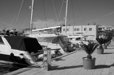 İtalya, Sicilya, Akdeniz, Marina di Ragusa (Ragusa ili); 17 Şubat 2024, limanda lüks yatlar ve palmiyeler - EDITORIAL