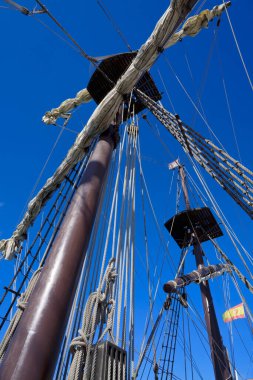 İtalya, Sicilya, Marina di Ragusa (Ragusa Eyaleti); limanda ahşap İspanyol kalyonu, 2009 yılında İspanya 'da aynı özelliklerle inşa edilmiştir..