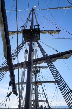 İtalya, Sicilya, Marina di Ragusa (Ragusa Eyaleti); limanda ahşap İspanyol kalyonu, 2009 yılında İspanya 'da aynı özelliklerle inşa edilmiştir..