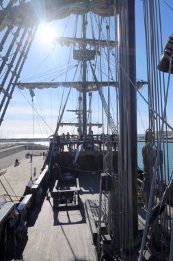 İtalya, Sicilya, Marina di Ragusa (Ragusa Eyaleti); limanda ahşap İspanyol kalyonu, 2009 yılında İspanya 'da aynı özelliklerle inşa edilmiştir..