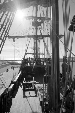 İtalya, Sicilya, Marina di Ragusa (Ragusa Eyaleti); limanda ahşap İspanyol kalyonu, 2009 yılında İspanya 'da aynı özelliklerle inşa edilmiştir..