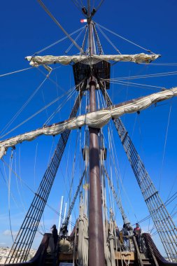 İtalya, Sicilya, Marina di Ragusa (Ragusa Eyaleti); limanda ahşap İspanyol kalyonu, 2009 yılında İspanya 'da aynı özelliklerle inşa edilmiştir..