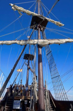 İtalya, Sicilya, Marina di Ragusa (Ragusa Eyaleti); 17 Şubat 2024, limanda ahşap İspanyol kalyonu, 2009 yılında İspanya 'da aynı özelliklerle inşa edilmiştir.