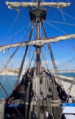 İtalya, Sicilya, Marina di Ragusa (Ragusa Eyaleti); 17 Şubat 2024, limanda ahşap İspanyol kalyonu, 2009 yılında İspanya 'da aynı özelliklerle inşa edilmiştir.