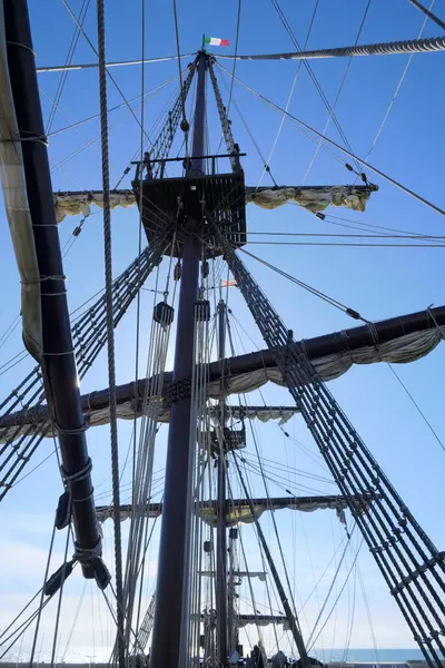 İtalya, Sicilya, Marina di Ragusa (Ragusa Eyaleti); limanda ahşap İspanyol kalyonu, 2009 yılında İspanya 'da aynı özelliklerle inşa edilmiştir..