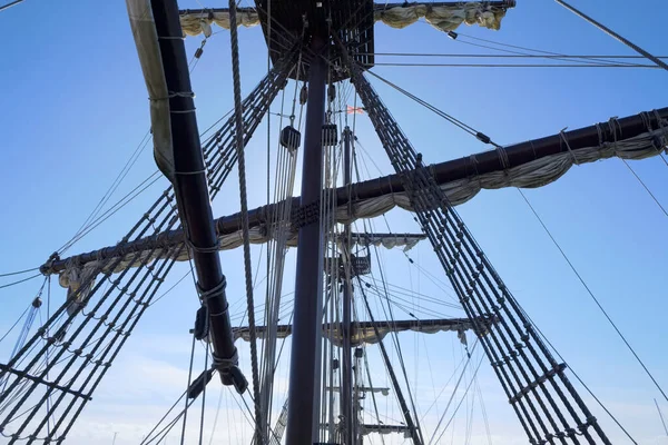 İtalya, Sicilya, Marina di Ragusa (Ragusa Eyaleti); limanda ahşap İspanyol kalyonu, 2009 yılında İspanya 'da aynı özelliklerle inşa edilmiştir..