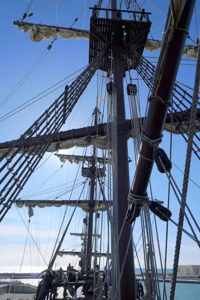 İtalya, Sicilya, Marina di Ragusa (Ragusa Eyaleti); limanda ahşap İspanyol kalyonu, 2009 yılında İspanya 'da aynı özelliklerle inşa edilmiştir..