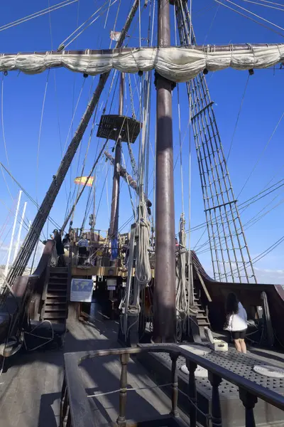 İtalya, Sicilya, Marina di Ragusa (Ragusa Eyaleti); 17 Şubat 2024, limanda ahşap İspanyol kalyonu, 2009 yılında İspanya 'da aynı özelliklerle inşa edilmiştir.