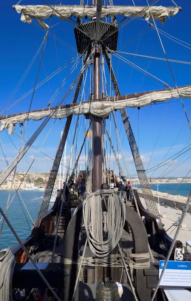 İtalya, Sicilya, Marina di Ragusa (Ragusa Eyaleti); 17 Şubat 2024, limanda ahşap İspanyol kalyonu, 2009 yılında İspanya 'da aynı özelliklerle inşa edilmiştir.