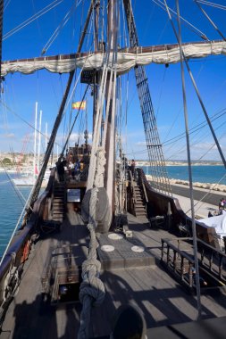 İtalya, Sicilya, Marina di Ragusa (Ragusa Eyaleti); 17 Şubat 2024, limanda ahşap İspanyol kalyonu, 2009 yılında İspanya 'da aynı özelliklerle inşa edilmiştir.