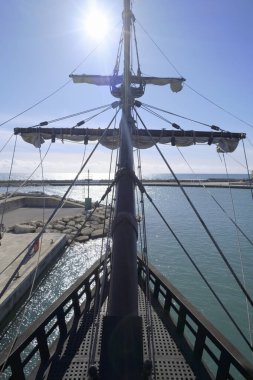 İtalya, Sicilya, Marina di Ragusa (Ragusa Eyaleti); limanda ahşap İspanyol kalyonu, 2009 yılında İspanya 'da aynı özelliklerle inşa edilmiştir..