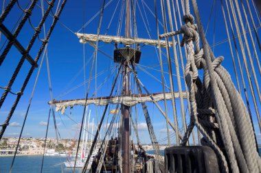 İtalya, Sicilya, Marina di Ragusa (Ragusa Eyaleti); limanda ahşap İspanyol kalyonu, 2009 yılında İspanya 'da aynı özelliklerle inşa edilmiştir..