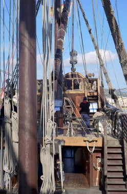 İtalya, Sicilya, Marina di Ragusa (Ragusa Eyaleti); 17 Şubat 2024, limanda ahşap İspanyol kalyonu, 2009 yılında İspanya 'da aynı özelliklerle inşa edilmiştir.