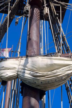 İtalya, Sicilya, Marina di Ragusa (Ragusa Eyaleti); limanda ahşap İspanyol kalyonu, 2009 yılında İspanya 'da inşa edilmiş, orijinal 17. yüzyıldan kalma kalyonlarla aynı özelliklere sahip..