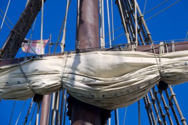 İtalya, Sicilya, Marina di Ragusa (Ragusa Eyaleti); limanda ahşap İspanyol kalyonu, 2009 yılında İspanya 'da inşa edilmiş, orijinal 17. yüzyıldan kalma kalyonlarla aynı özelliklere sahip..