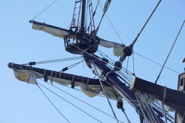 İtalya, Sicilya, Marina di Ragusa (Ragusa Eyaleti); limandaki ahşap bir İspanyol kalyonu üzerinde denizcilik halatları ve yelkenleri 2009 yılında İspanya 'da inşa edilmiştir..