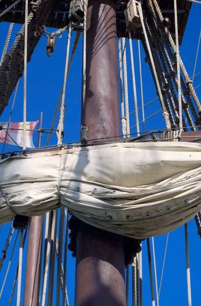 İtalya, Sicilya, Marina di Ragusa (Ragusa Eyaleti); limanda ahşap İspanyol kalyonu, 2009 yılında İspanya 'da inşa edilmiş, orijinal 17. yüzyıldan kalma kalyonlarla aynı özelliklere sahip..