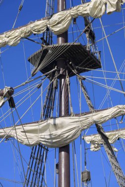 İtalya, Sicilya, Marina di Ragusa (Ragusa Eyaleti); limandaki ahşap bir İspanyol kalyonu üzerinde denizcilik halatları ve yelkenleri 2009 yılında İspanya 'da inşa edilmiştir..