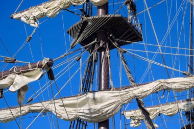 İtalya, Sicilya, Marina di Ragusa (Ragusa Eyaleti); limandaki ahşap bir İspanyol kalyonu üzerinde denizcilik halatları ve yelkenleri 2009 yılında İspanya 'da inşa edilmiştir..