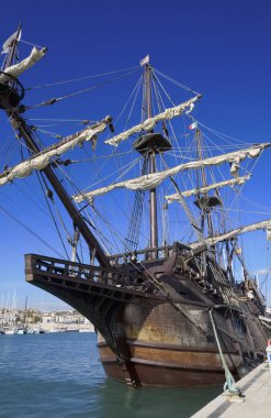 İtalya, Sicilya, Marina di Ragusa (Ragusa Eyaleti); limanda ahşap İspanyol kalyonu, 2009 yılında İspanya 'da inşa edilmiş, orijinal 17. yüzyıldan kalma kalyonlarla aynı özelliklere sahip..
