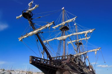 İtalya, Sicilya, Marina di Ragusa (Ragusa Eyaleti); limanda ahşap İspanyol kalyonu, 2009 yılında İspanya 'da inşa edilmiş, orijinal 17. yüzyıldan kalma kalyonlarla aynı özelliklere sahip..