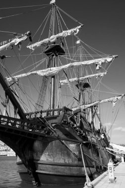 İtalya, Sicilya, Marina di Ragusa (Ragusa Eyaleti); limanda ahşap İspanyol kalyonu, 2009 yılında İspanya 'da inşa edilmiş, orijinal 17. yüzyıldan kalma kalyonlarla aynı özelliklere sahip..