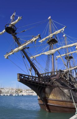 İtalya, Sicilya, Marina di Ragusa (Ragusa Eyaleti); limanda ahşap İspanyol kalyonu, 2009 yılında İspanya 'da inşa edilmiş, orijinal 17. yüzyıldan kalma kalyonlarla aynı özelliklere sahip..