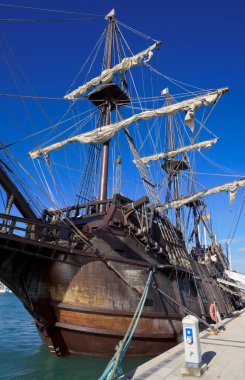 İtalya, Sicilya, Marina di Ragusa (Ragusa Eyaleti); limanda ahşap İspanyol kalyonu, 2009 yılında İspanya 'da inşa edilmiş, orijinal 17. yüzyıldan kalma kalyonlarla aynı özelliklere sahip..