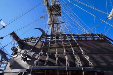 İtalya, Sicilya, Marina di Ragusa (Ragusa Eyaleti); limandaki ahşap bir İspanyol kalyonunun denizcilik halatları, 2009 yılında İspanya 'da inşa edildi..