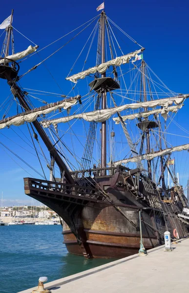 İtalya, Sicilya, Marina di Ragusa (Ragusa Eyaleti); limanda ahşap İspanyol kalyonu, 2009 yılında İspanya 'da inşa edilmiş, orijinal 17. yüzyıldan kalma kalyonlarla aynı özelliklere sahip..