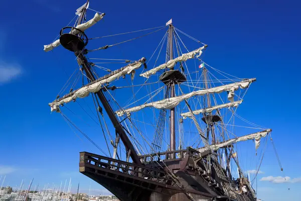 İtalya, Sicilya, Marina di Ragusa (Ragusa Eyaleti); limanda ahşap İspanyol kalyonu, 2009 yılında İspanya 'da inşa edilmiş, orijinal 17. yüzyıldan kalma kalyonlarla aynı özelliklere sahip..