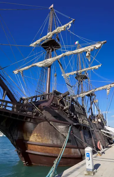 İtalya, Sicilya, Marina di Ragusa (Ragusa Eyaleti); limanda ahşap İspanyol kalyonu, 2009 yılında İspanya 'da inşa edilmiş, orijinal 17. yüzyıldan kalma kalyonlarla aynı özelliklere sahip..