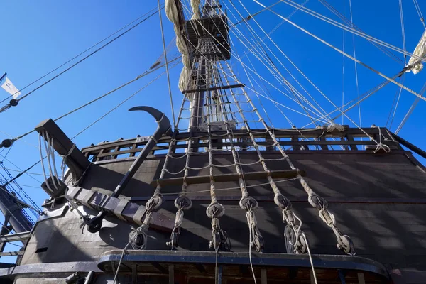 İtalya, Sicilya, Marina di Ragusa (Ragusa Eyaleti); limandaki ahşap bir İspanyol kalyonunun denizcilik halatları, 2009 yılında İspanya 'da inşa edildi..