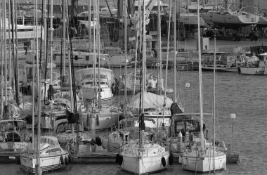 İtalya, Sicilya, Akdeniz, Marina di Ragusa (Ragusa ili); 25 Şubat 2024, limanda lüks yatlar - EDITORIAL