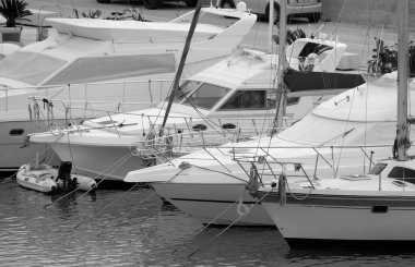 İtalya, Sicilya, Akdeniz, Marina di Ragusa (Ragusa ili); 27 Şubat 2024, limanda lüks yatlar - EDITORIAL