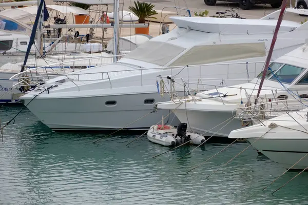 İtalya, Sicilya, Akdeniz, Marina di Ragusa (Ragusa ili); 27 Şubat 2024, limanda lüks yatlar - EDITORIAL