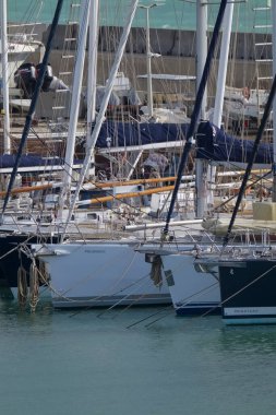 İtalya, Sicilya, Akdeniz, Marina di Ragusa (Ragusa ili); 29 Şubat 2024, limanda lüks yatlar - EDITORIAL