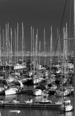 İtalya, Sicilya, Akdeniz, Marina di Ragusa (Ragusa Eyaleti); limanda motorlu tekne ve lüks yatlar 