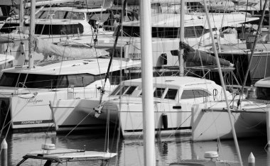 İtalya, Sicilya, Akdeniz, Marina di Ragusa (Ragusa ili); 3 Mart 2024, limanda lüks yatlar - EDITORIAL