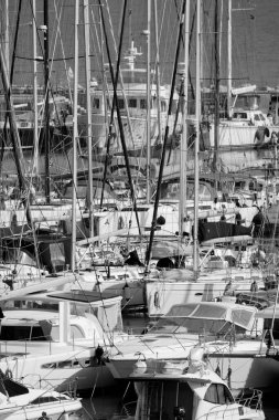 İtalya, Sicilya, Akdeniz, Marina di Ragusa (Ragusa ili); 3 Mart 2024, limanda lüks yatlar - EDITORIAL